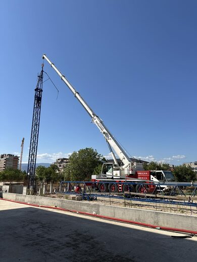 Автокран в работна позиция