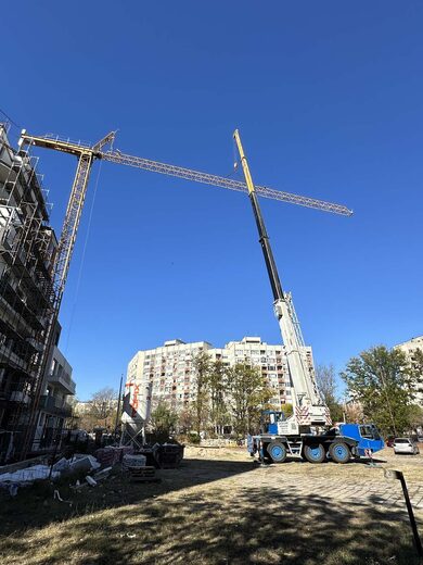 Автокран пред жилищна сграда