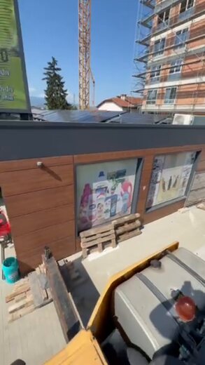 Автокран при жилищна сграда